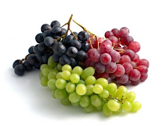 Какой виноград полезнее, черный или зеленый, в чем преимущества - фото