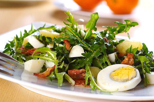 Рецепты приготовления полезных для организма салатов из одуванчиков - фото